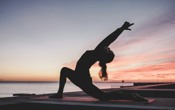 Comment les exercices de yoga peuvent-ils aider à améliorer la santé mentale?