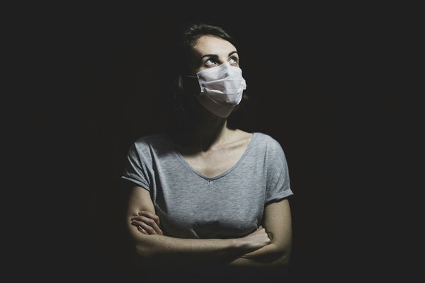Comment les professionnels de la santé peuvent-ils mieux gérer les soins des patients atteints de maladies infectieuses émergentes?